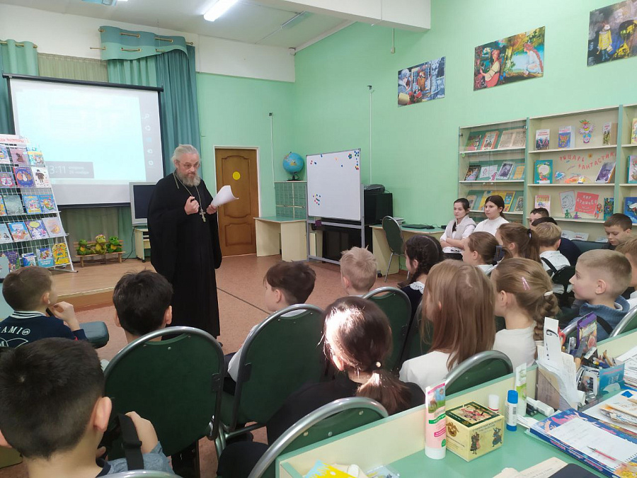 Беседа со школьниками в центральной детской библиотеке в Мытищах